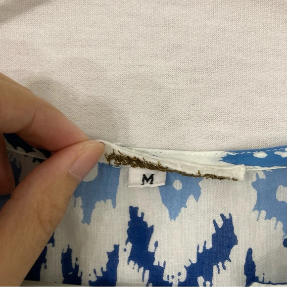 Virginia Witbeck Blue White Cotton Lightweight V Neck Blouse size Medium - Picture 3 of 10